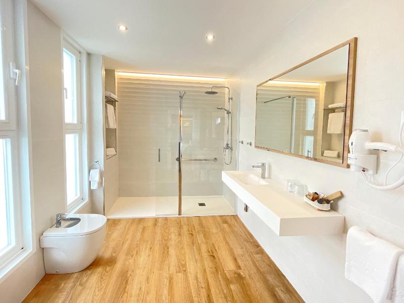 Deluxe Double Room with Balcony and Sea View image 3