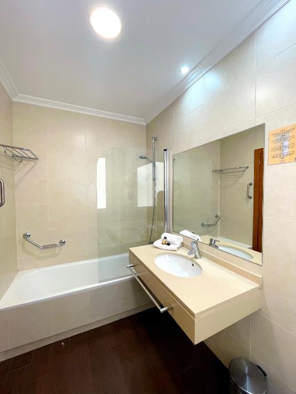 Double or Twin Room image 4