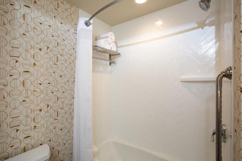 Twin Room - Non-Smoking image 3