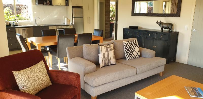 Meadowstone Villa | Cosy with Gas Fireplace & BBQ - image 11