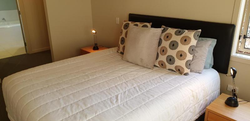 Meadowstone Villa | Cosy with Gas Fireplace & BBQ - image 37
