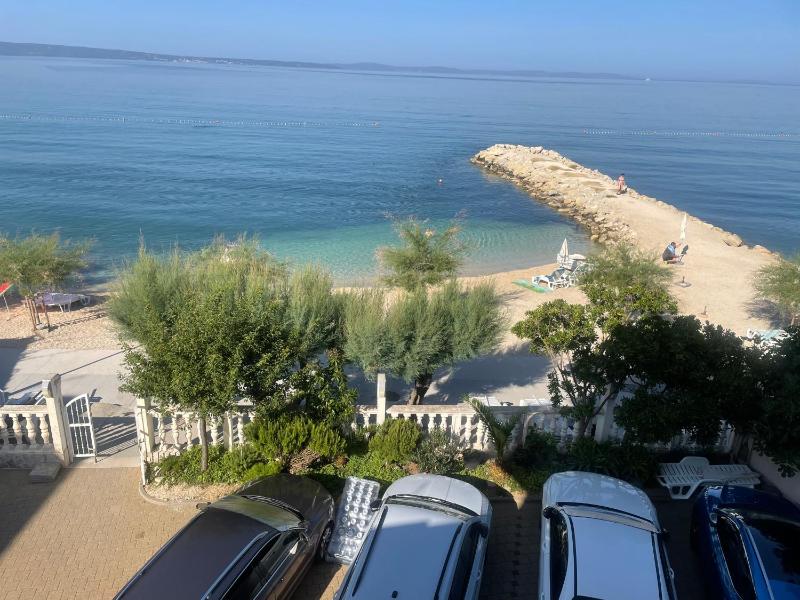 One-Bedroom Apartment with Balcony and  Sea View image 1