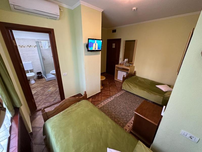 Twin Room image 3