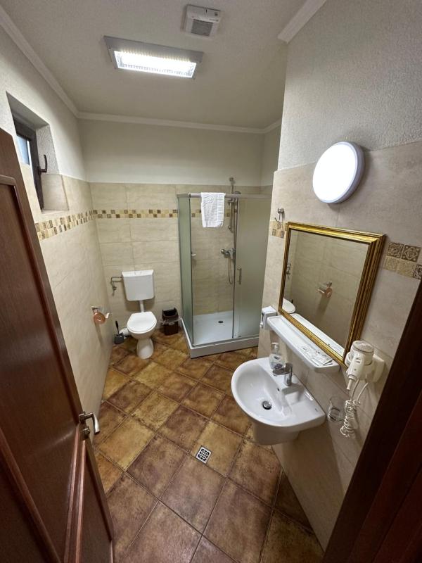 Twin Room image 4