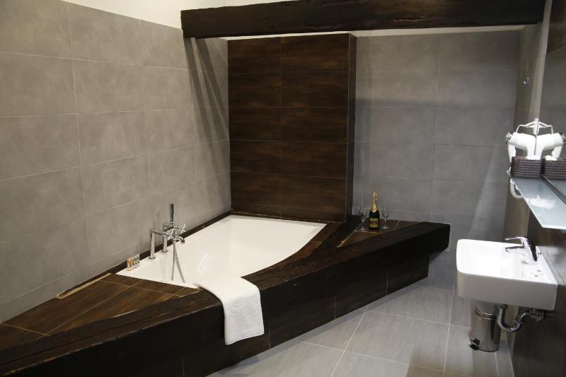 Deluxe Twin Room with Bath image 2