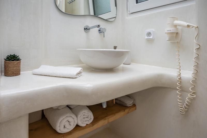 Double Room with Balcony image 3