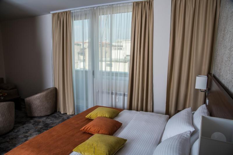 Deluxe Triple Room image 2