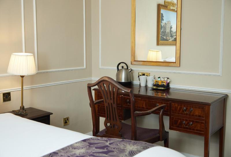 Double Room image 3
