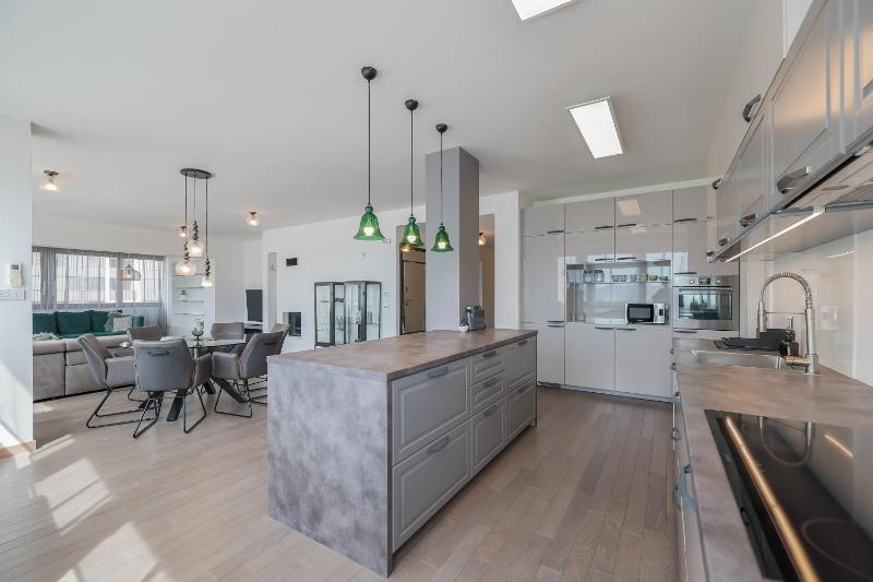 Deluxe Four-Bedroom Apartment with Sea View image 4