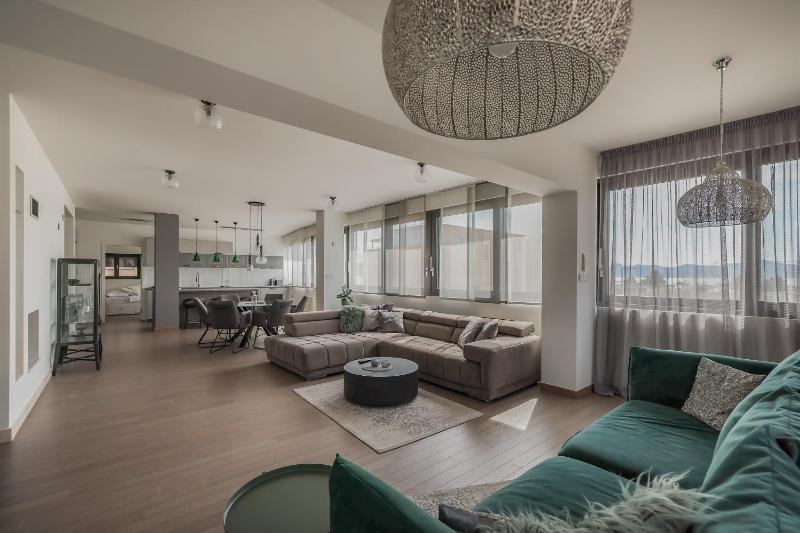 Deluxe Four-Bedroom Apartment with Sea View image 1