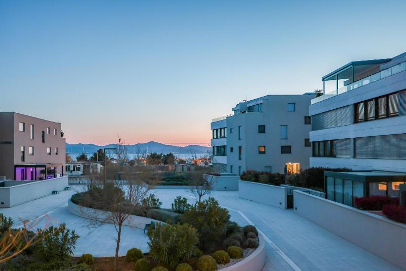 Deluxe Four-Bedroom Apartment with Sea View image 3