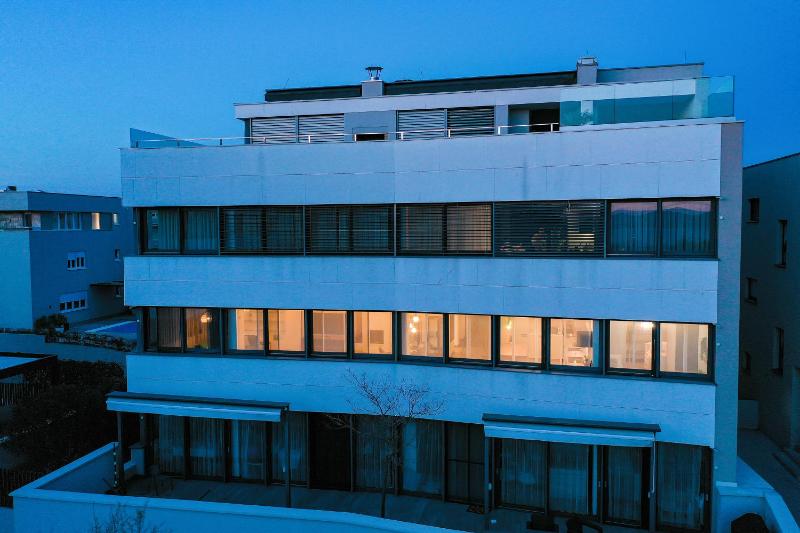 Deluxe Four-Bedroom Apartment with Sea View image 2