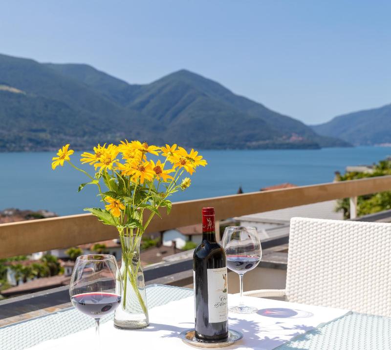 Superior Double Room with Balcony and Lake View image 1