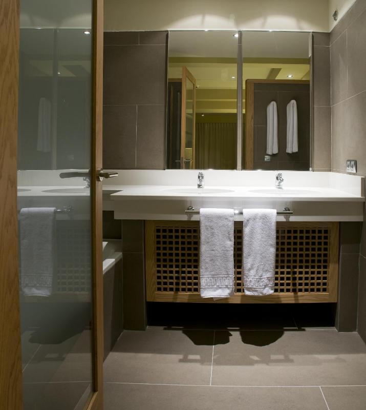 Twin Room with Side Sea View (2 Adults + 1 Child) image 2