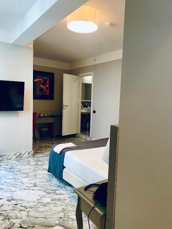 Deluxe Double Room image 2