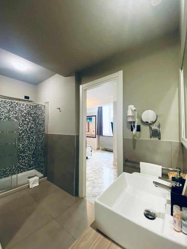 Deluxe Double Room image 4