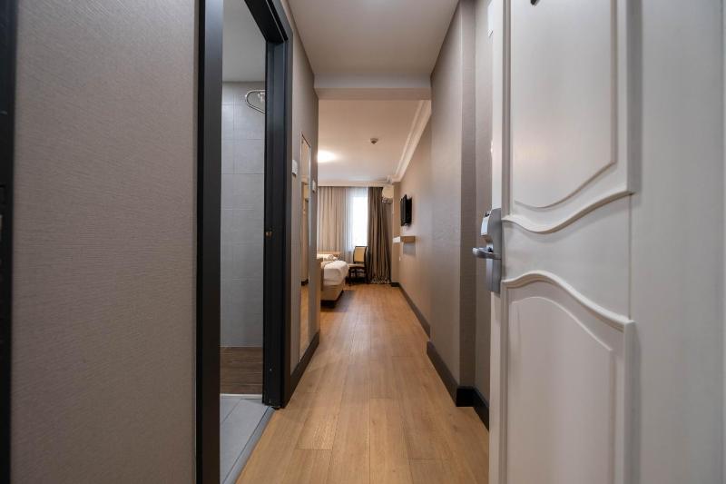 Deluxe Double Room image 3