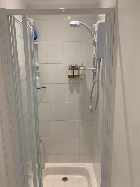 Standard Twin Room image 4
