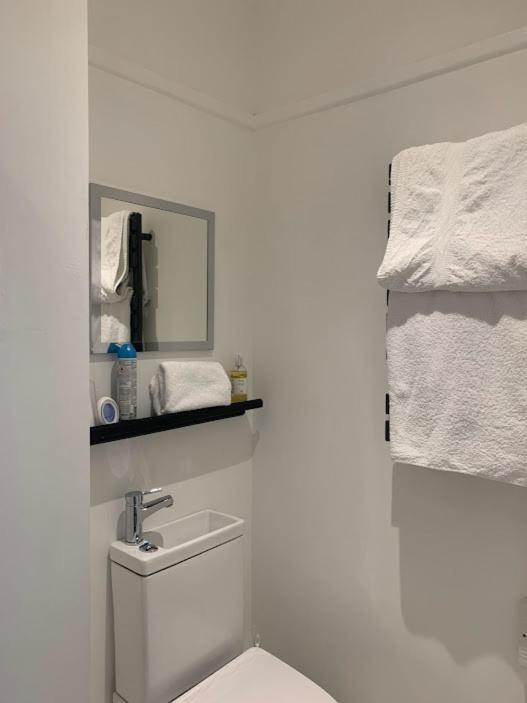 Standard Twin Room image 3