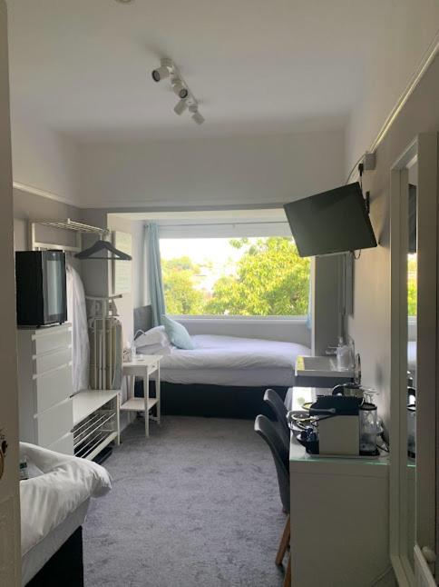 Standard Twin Room image 1