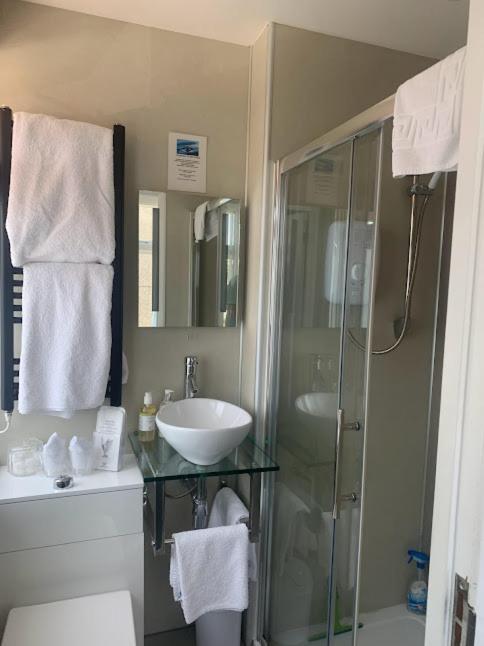 Standard Double Room image 3