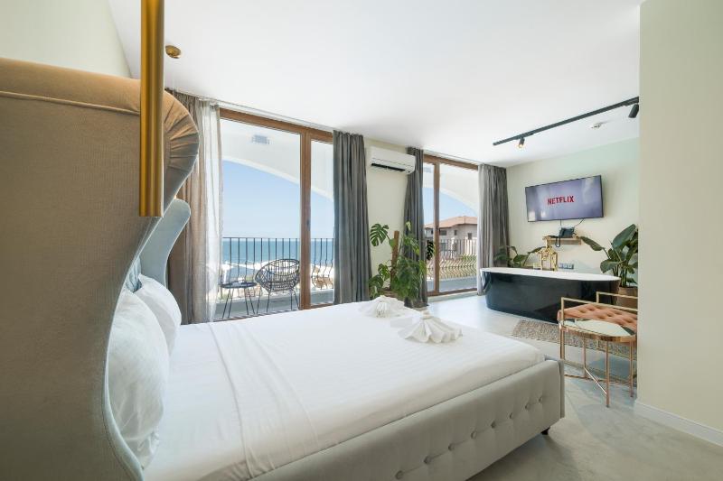 Suite with Balcony and Panoramic Sea View and Free Parking spot image 1