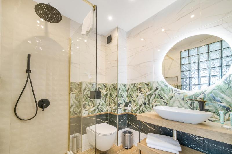 Suite with Balcony and Panoramic Sea View and Free Parking spot image 3