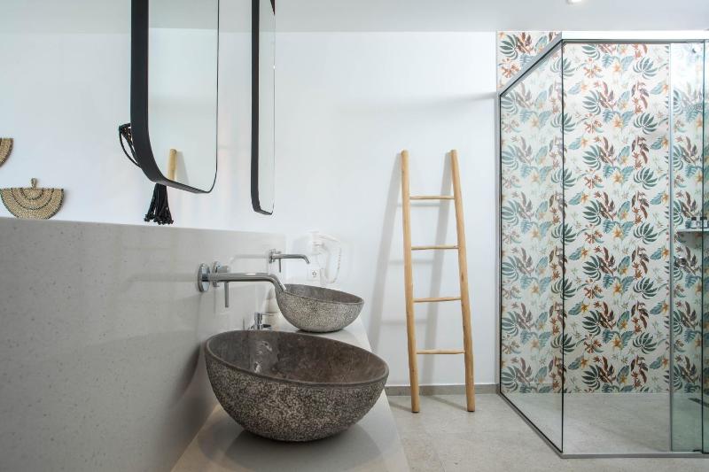 Deluxe Suite with Spa Bath image 4
