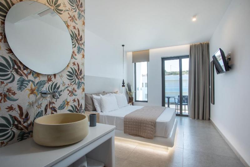 Premium Double Room with Balcony image 3