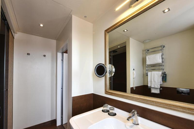 Superior King or Twin Room image 3