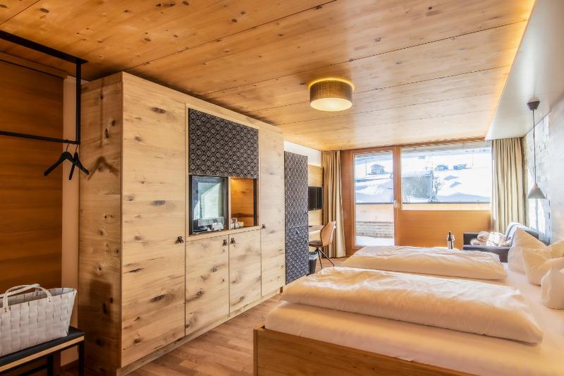 Deluxe Suite image 4