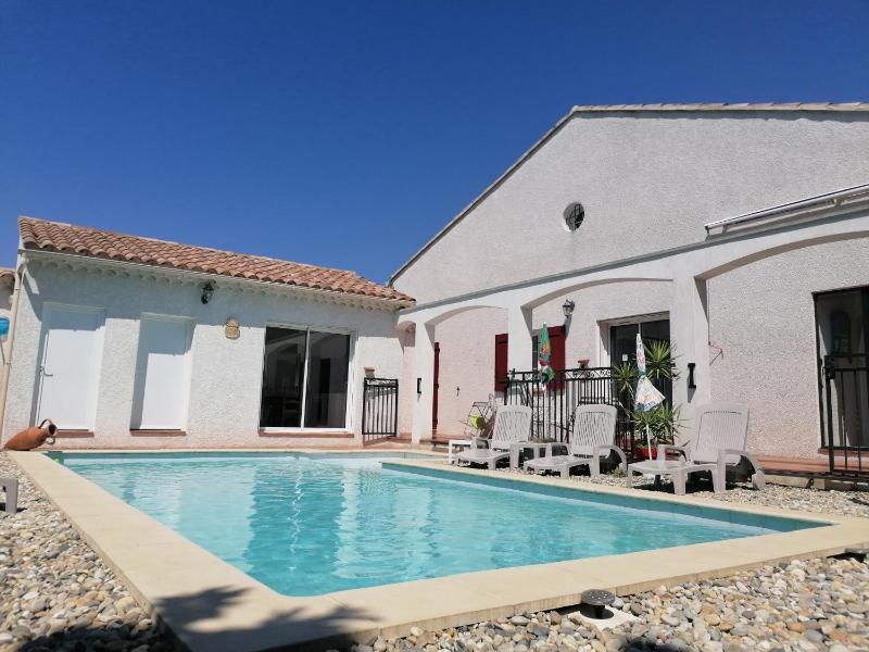 Villa chaleureuse avec piscine Images