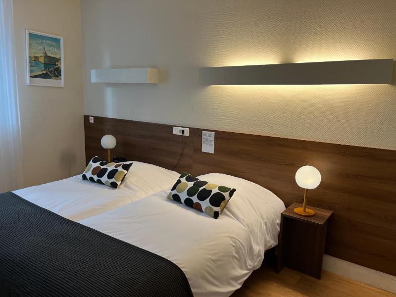 Twin Room image 4