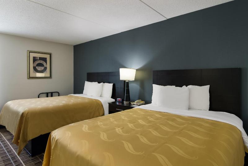 Quadruple Room with Two Queen Beds - Non Smoking image 3