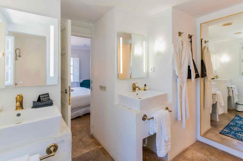 Deluxe King Room image 4
