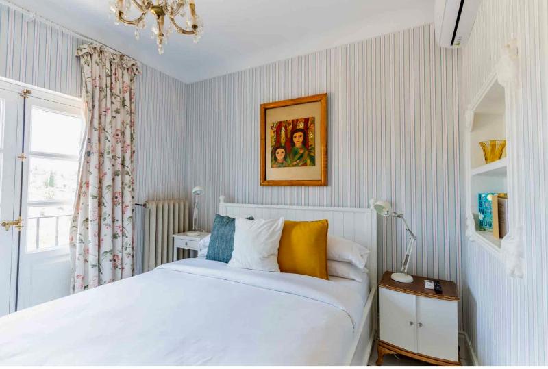 Deluxe Queen Room image 1