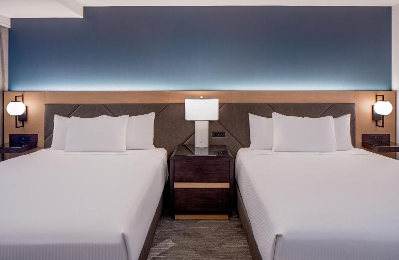 Queen Room with Two Queen Beds and Bay View  image 2