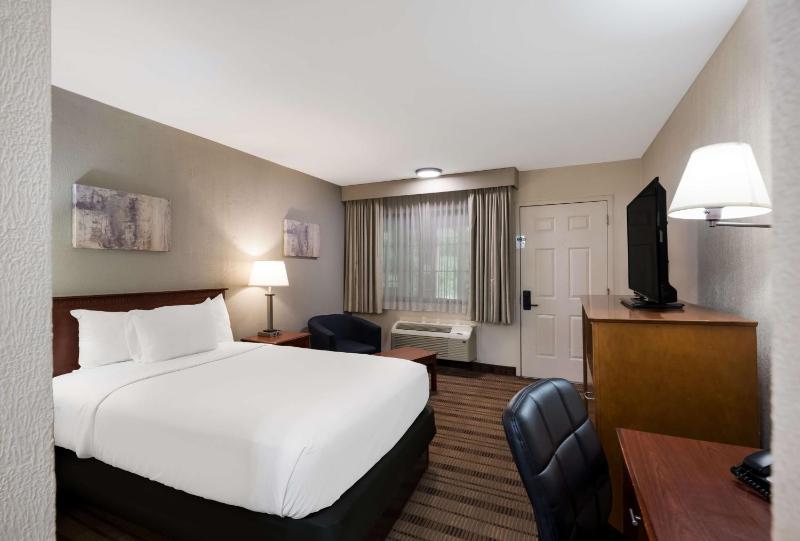 Double Room - Non-Smoking  image 3