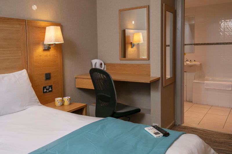 Economy room with double bed and internal window to corridor image 4