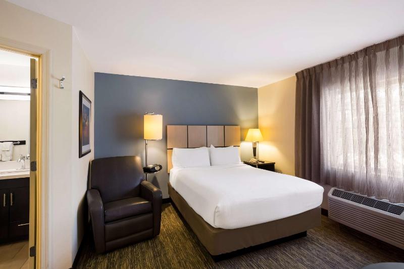 Queen Studio Suite with Bathtub - Mobility Accessible image 1