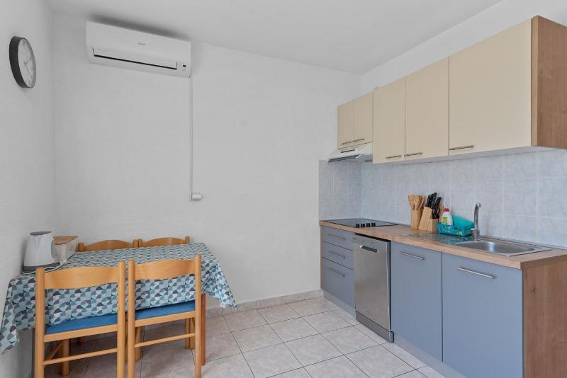 Apartments by the sea Mandre Pag - 6418 - image 2