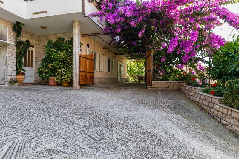 Apartments by the sea Sumpetar Omis - 949 - image 1