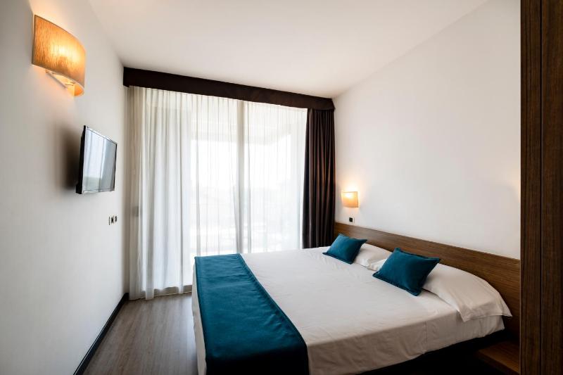 Double Room with Balcony image 1