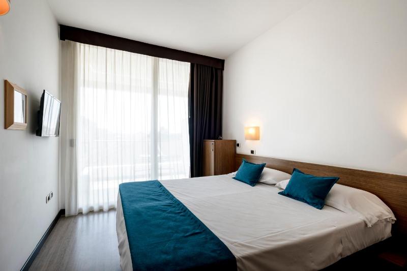 Double Room with Balcony image 4