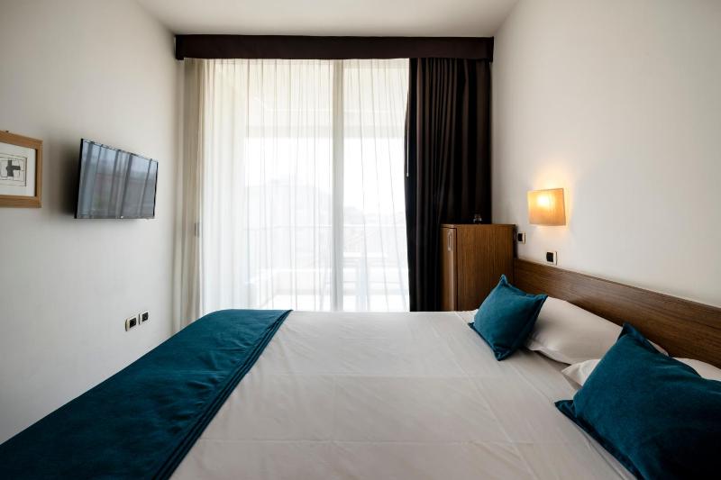 Double Room with Balcony image 3