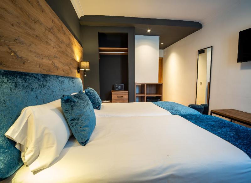Twin Room image 4