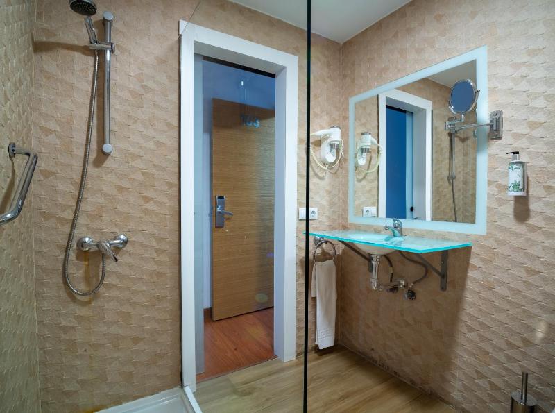 Twin Room image 3