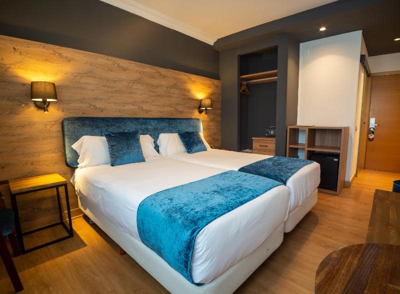 Twin Room image 2
