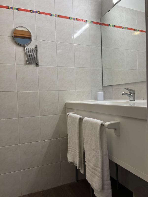 Deluxe Double or Twin Room image 3