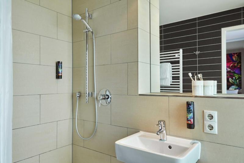 Standard Queen Room image 3